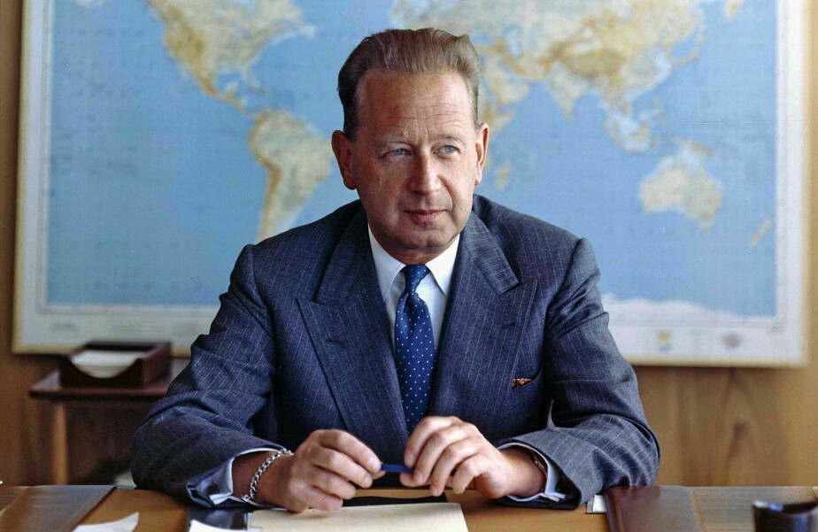 DEDIKERT: Her er FNs generalsekretær Dag Hammarskjöld på sitt kontor i 1959. Han var bare 56 år gammel da han omkom i en flyulykke.