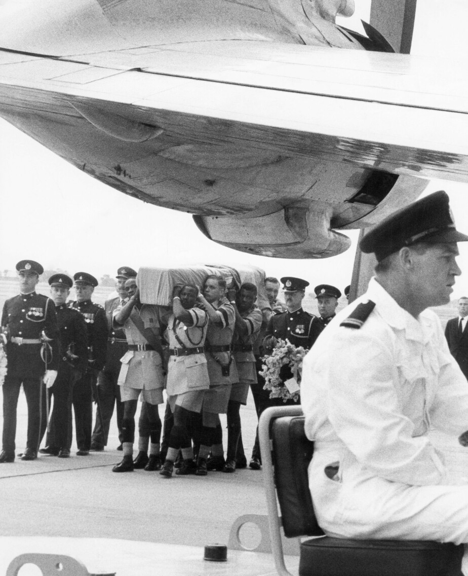 <b>PÅ VEI HJEM: </b>Her blir Hammarskjölds kiste båret om bord i flyet i Sør-Rhodesia, som i dag er Zimbabwe.