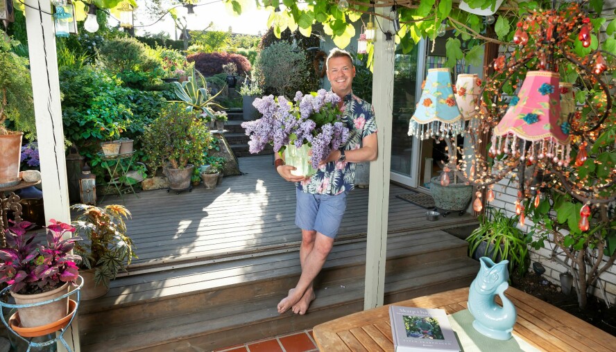 DET BESTE ROMMET: Espen og forloveden Frode har laget en utestue. Herfra kan man nyte parets vakre, frodige hage. Espen holder en vase med nydelige syriner fra egen hage.