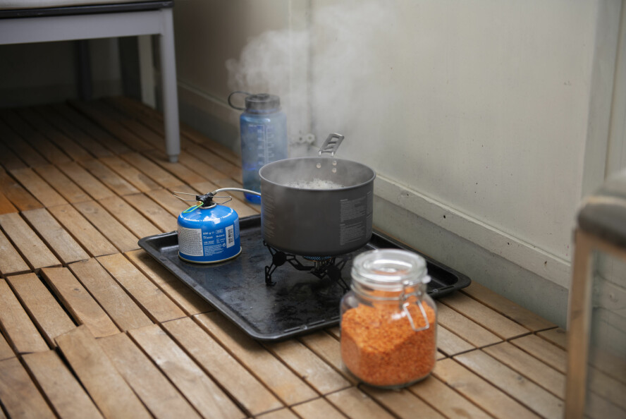 VARMT MÅLTID: Faste er ingen god idé i en krisesituasjon. Tenk gjennom hvordan du skal tilberede maten dersom strømmen eller vannet er borte. Bruk maten som har kort holdbarhet først. En stekeform kan benyttes som underlag når du bruker gass eller spritapparat.
Du bør jevnlig sjekke at utstyret virker og er i god stand.