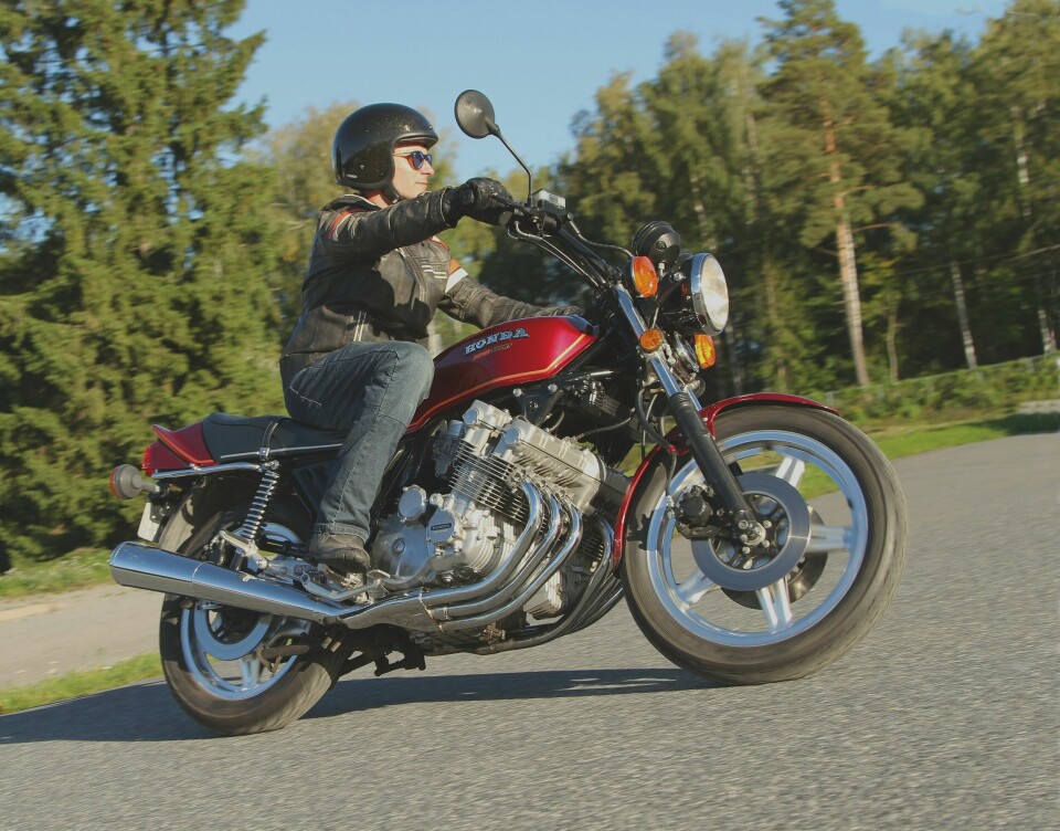 RULLENDE KUNSTVERK: Når man legger ned CBX i svingene og blottlegger sylinderrekka i all sin prakt, er det nesten som et rullende kunstverk. Alle, med sneven av motorsykkelinteresse, blir varme i sjela. Verken før eller siden er det kreert noe tilsvarende.