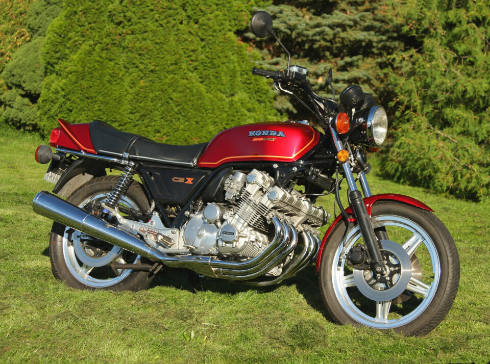 SLANK OG LUFTIG: Etter datidens standard, hadde CBX en sportslig stil. Tross bredden på motoren, var linjeføringa slank og luftig. Den åpne ramma var et pluss for estetikken, men et aldri så lite minus når det gjaldt kjøreegenskaper.