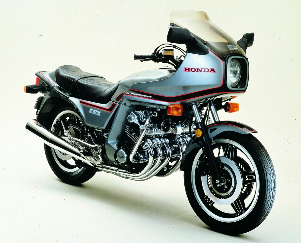 SYNLIG SEKSERPRAKT: I 1981 kom CBX 1000 Pro Link, en helkåpekledd tursykkel. For at ikke sekser-prakten skulle bli skjult, valgte de å legge kåpepanelene bak sylinderrekka.