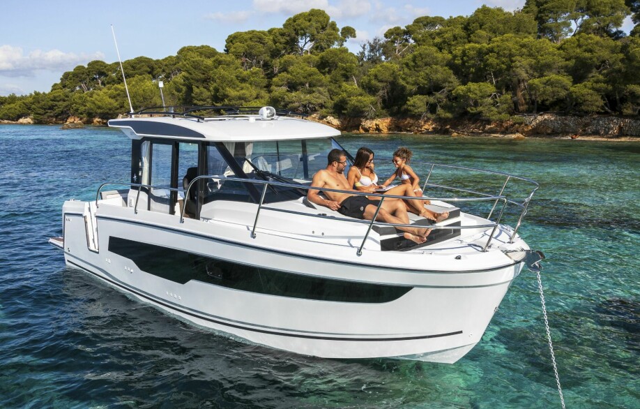 ALLVÆRSBÅT: Normalt sett forbinder vi styrehyttebåter med lun inneplass, men 895 har muligheter også når solen skinner.