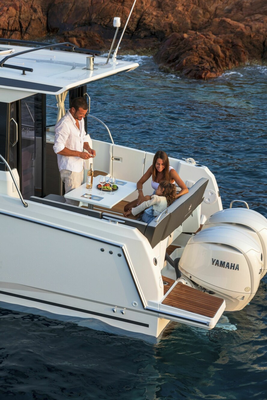 AKTERDEKK: Fin sofa både underveis og for anker. V6-motorene gir kraft og komfort.