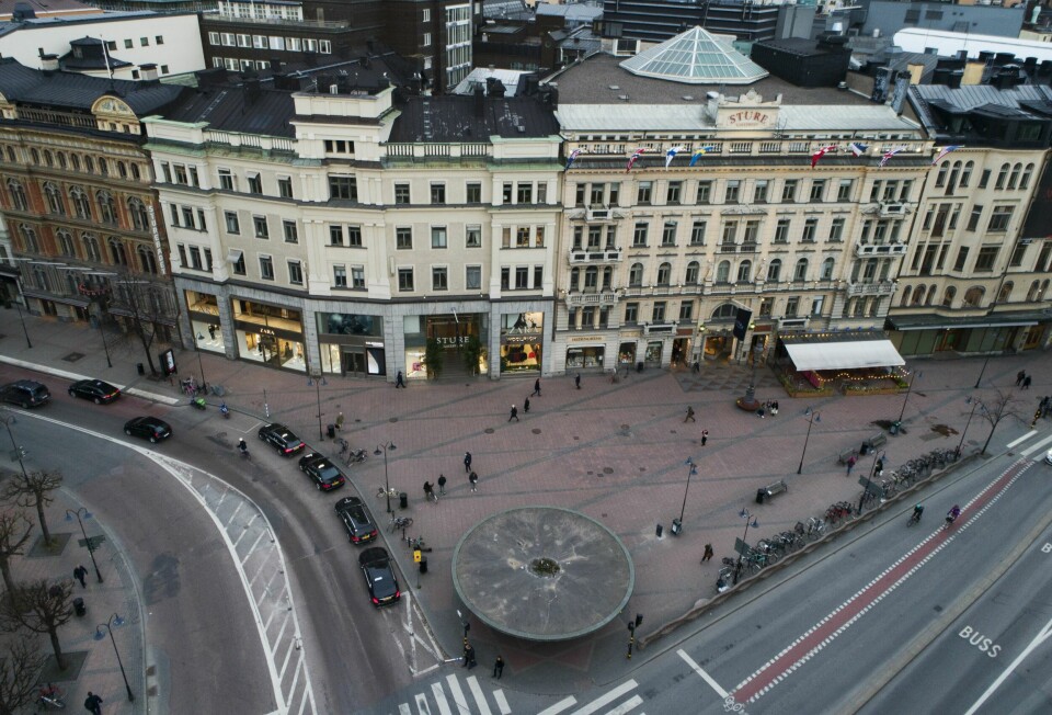 JETSETT-STRØK: Rundt Stureplan, plassen med Holger Bloms ikoniske skulpturskur «Svampen» (foran), holder finansbransjen og de mest eksklusive forretninger og utesteder til i Stockholm. Her gjelder se og bli sett.