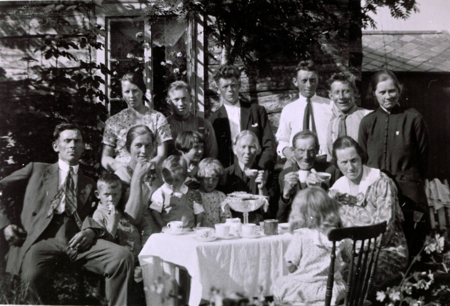 EN SOMMERDAG I 1933: Venstre bak ser vi Severine Eilertsen, en ukjent, Sigvart Jakobsen (døde i raset), Rokmann Jakobsen, Sverre Jakobsen, Oline Jakobsen. Fra venstre i andre rekke Alfred Jakobsen, Marianne Jakobsen (døde i rasulykken), en ukjent person, Johanna Kristine Jakobsen (døde også i raset), Sigvart Jakobsen (døde i raset) og Jonette Rikardsen.