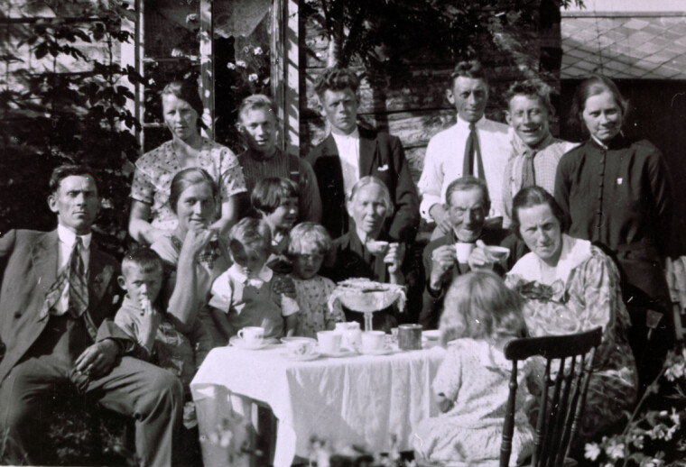 Familiene levde det gode liv i den idylliske bygda. Etter tragedien, bodde ingen der igjen