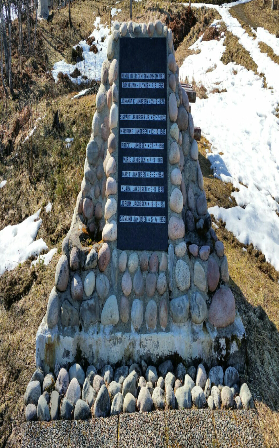 TRAGEDIEN: 17 mennesker ble tatt av raset. Ni omkom, åtte overlevde. Og alle var fra samme familie.