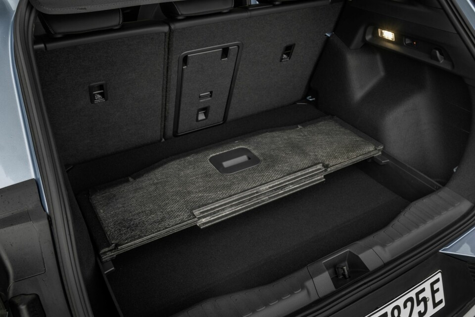 DELING: Gulvplaten kan tas ut, seteryggen deles 40/60 og i tillegg er det en relativt stor skiluke. Det gir fleksibilitet.