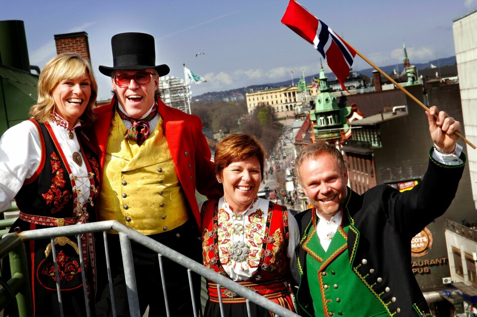 FESTBUKETT: Våren 2005 sto denne lystige gjengen klare for spre 17. mai-glede i «God morgen Norge» på TV2. Fra høyre: Nils Gunnar Lie, Wenche Andersen, Finn Schjøll og Signe Tynning.