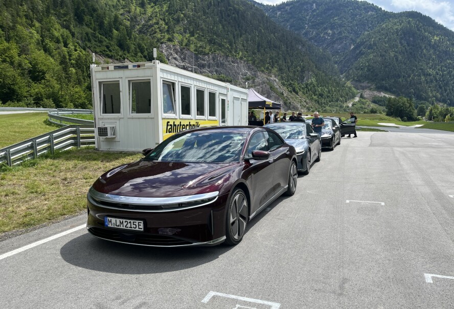 På bane. Vi fikk testet Air med både 2WD og 4WD på bane i Østerrike.