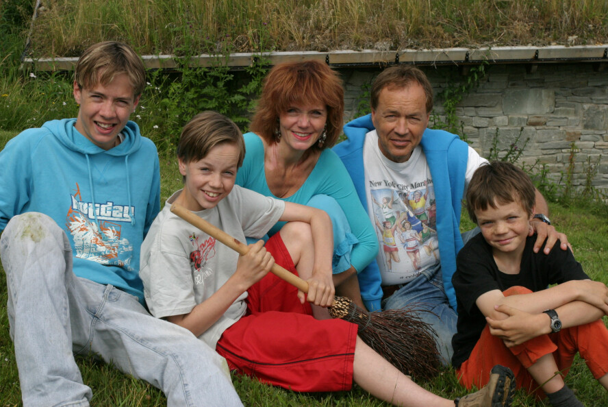 DEN GANG DA: Her og Nå på hyttebesøk hos familien Maurstad i 2005. Mari og Aage hadde alltid med sønnene Scott (f.v.), Aslak og Stinius som da var henholdsvis 17, 13 og 10 år.