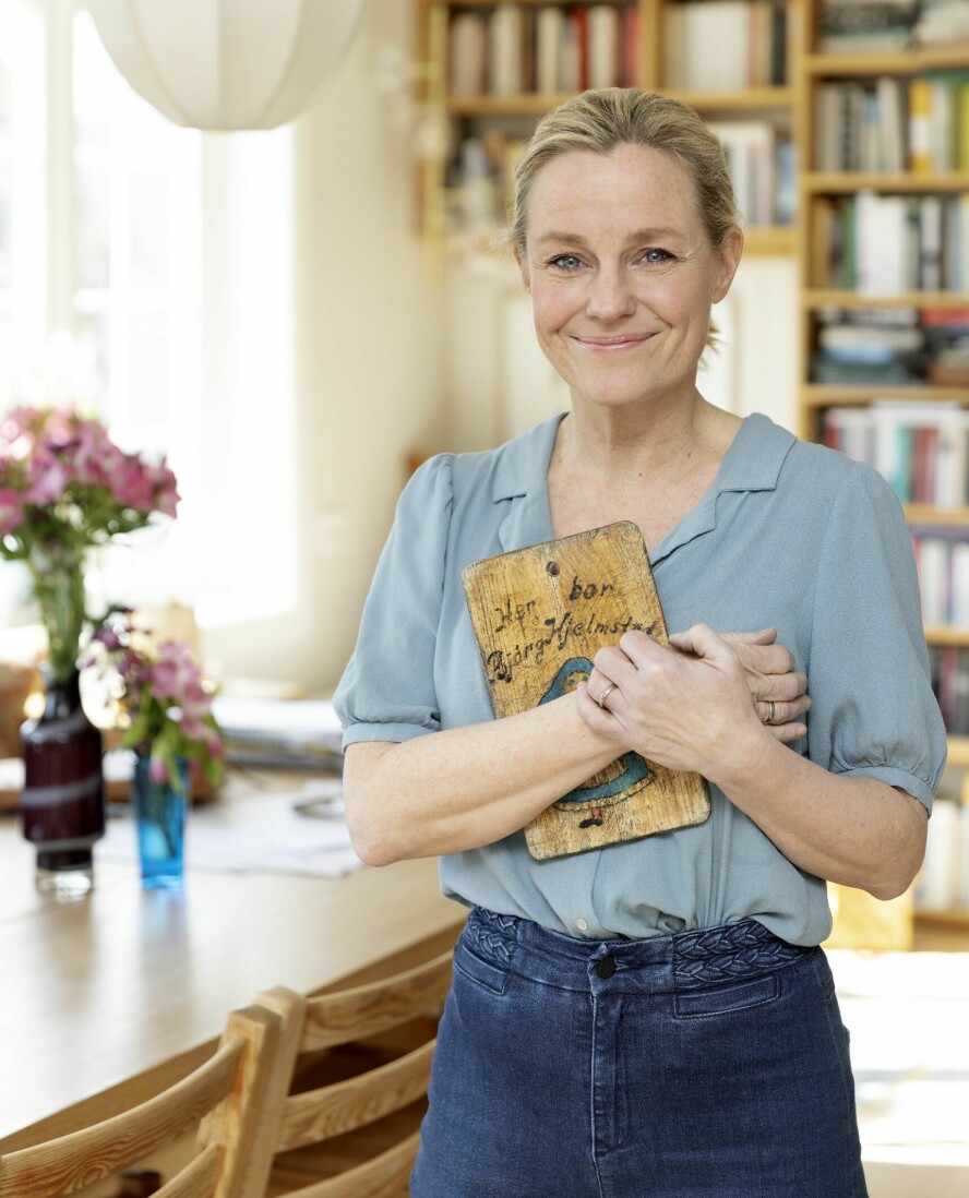 STRENGT REGIME: Morens dørskilt er en av de få tingene Solveig Kloppen har «fått lov» til å ta med seg hjem fra morens dødsbo. Men på et lager i Gjerdrum oppbevarer hun mange av tingene moren etterlot seg.