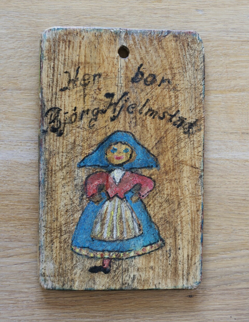 FØLELSESLADET ØYEBLIKK: Da Solveig Kloppen låste døren til morens hus for aller siste gang, og tok med seg dørskiltet, var det som «et siste farvel til barndommen».