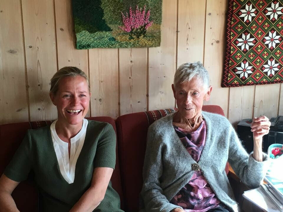 LIVSFORLENGER: Humor har alltid vært en viktig ingrediens i Solveig Kloppens familie, og er fremdeles «livsviktig» i hennes liv.