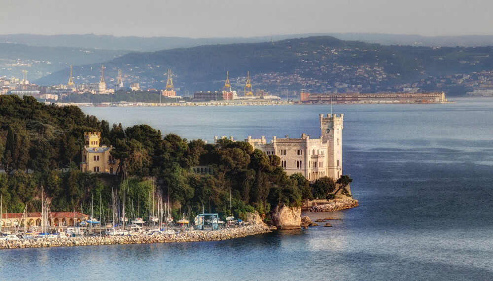 <b>SLOTTSBESØK:</b> Miramare slott, med Trieste i bakgrunnen, er i dag åpent for publikum.