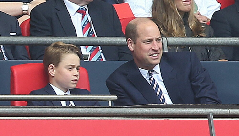 <b>PÅ JOBB MED PAPPA: </b>Prins George sammen med prins William under årets FA-cup finale på Wembley i London.