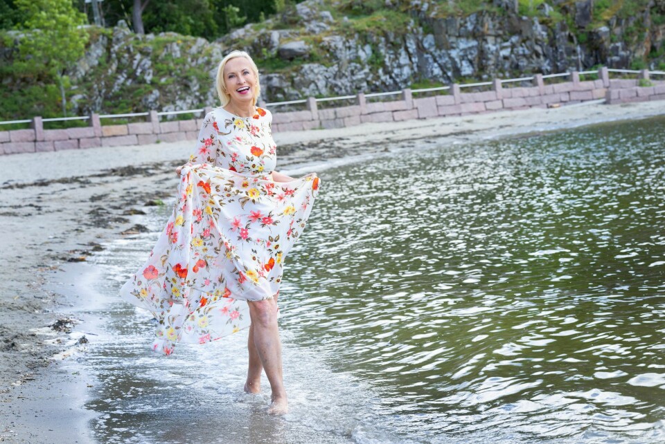 DUPPER TÆRNE: – Jeg bader ikke når det er 12 grader i vannet, som jeg gjorde som barn. Nå må jeg ha det dobbelte, sier Karen-Marie.