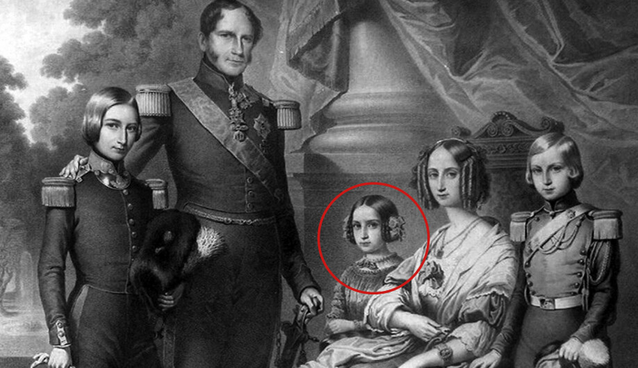 FAMILIEN: Lille prinsesse Charlotte i midten, omkranset av den kongelige familien. Til venstre for henne står broren, prins Leopold og faren, kong Leopold, Til høyre for henne ser vi moren, dronning Louise-Marie og broren, prins Philippe.