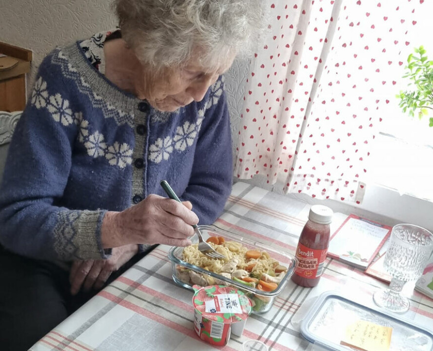 MAT TIL MORMOR: Vally Øvstebø gleder seg over at datterdatteren kommer med mat til henne og flere av de andre gamle i kommunen.