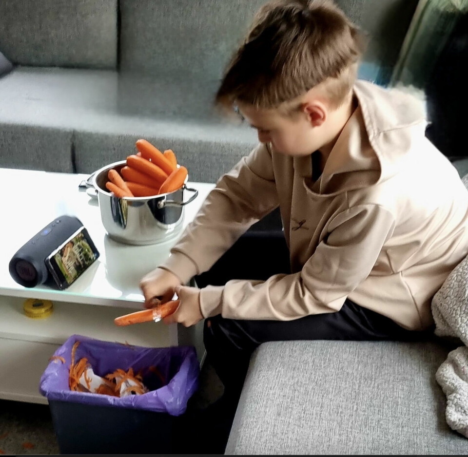ASSISTENT: Det hender Fillip hjelper mamma med å lage mat. Men det er bitte lite grann kjekkere å spille Fortnite enn å skrelle gulrøtter.