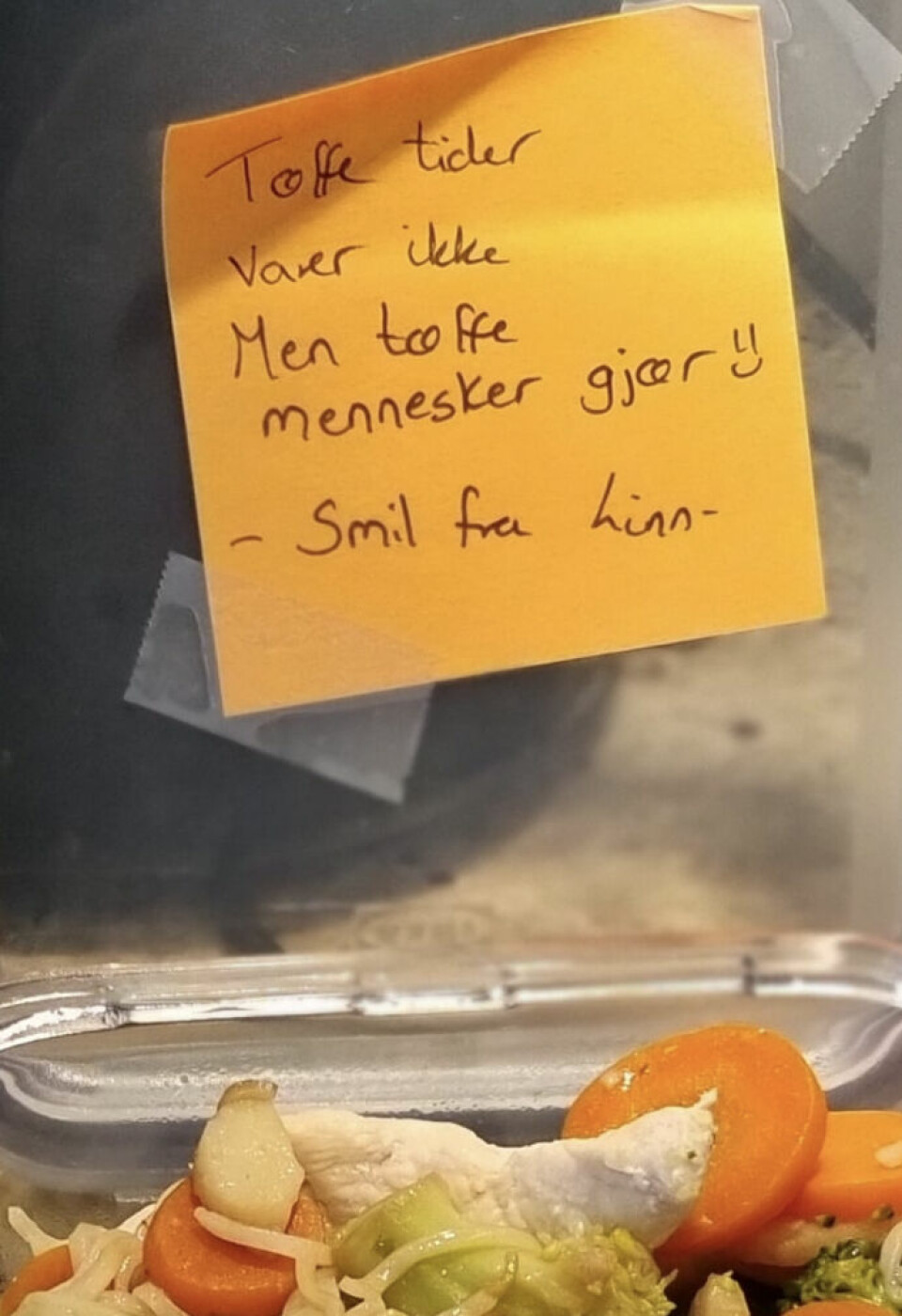OPPMUNTRENDE: Alle som får mat av Linn, får også et godord eller ordtak med på kjøpet.