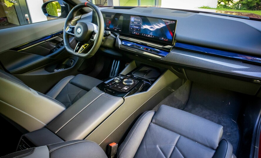 ELEGANT: Høy kvalitetsfølelse og fine skjermer topper et vellykket førermiljø.