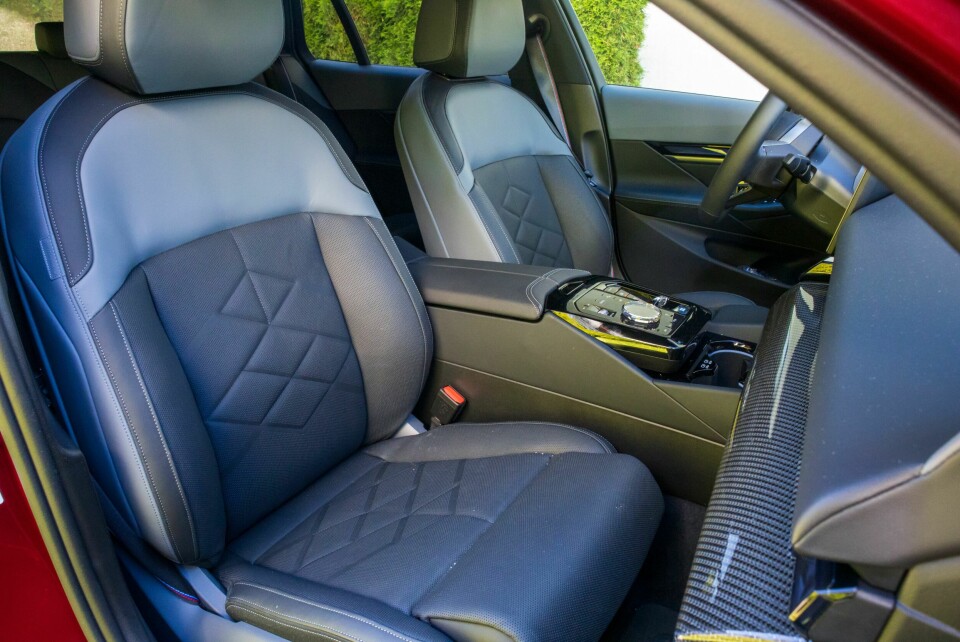 BEHAGELIG: Komfortseter er ekstrautstyr, men 11 900 kroner er småpenger i totalregnestykket for denne bilen.