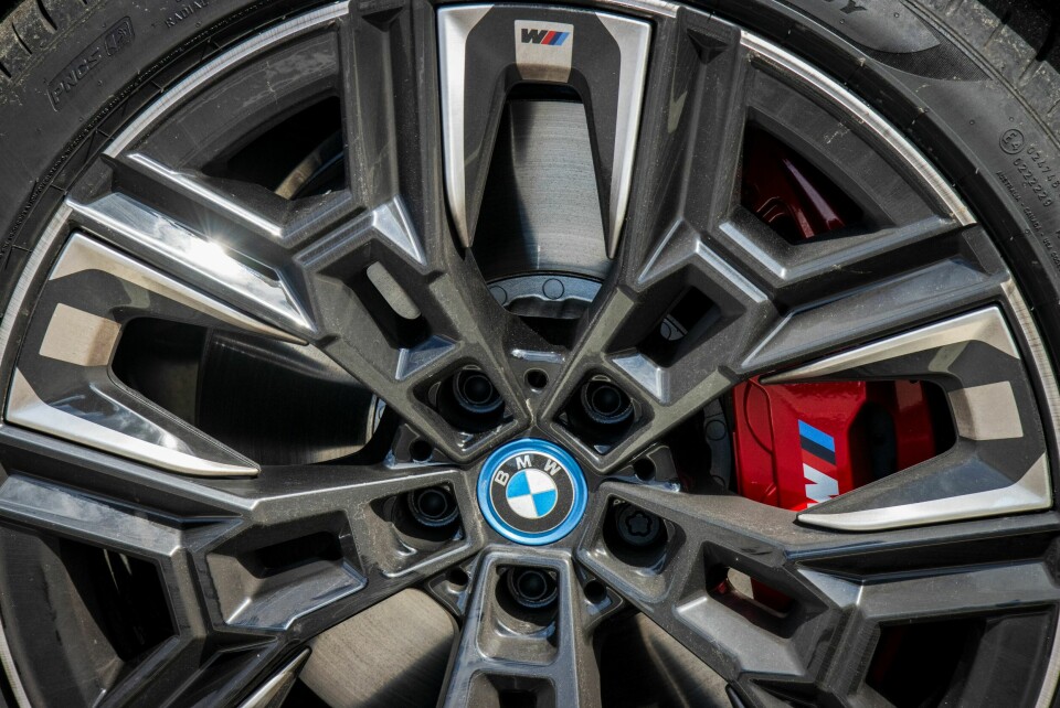 KOSTBAR MORO: Testbilen har 20-tommers felger og M Pro sportspakke med blant annet M sportsbremser. Legg til M adaptivt understell og prisen for moroa ligger på ca. 72 000 kroner. Bakhjulsstyring er standard og bidrar til den spenstige kjørefølelsen.