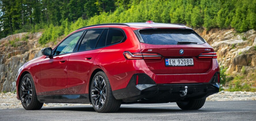 PLASS NOK: BMW i5 Touring er stor og har nok av plass både i bagasjerom og baksete.