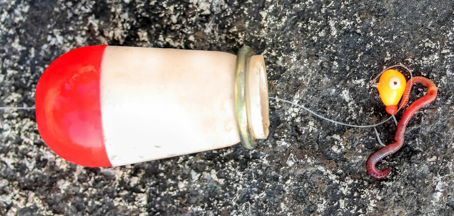 INNBYDENDE: En mormyshka kan fiskes på meitevis i kombinasjon med en dupp.