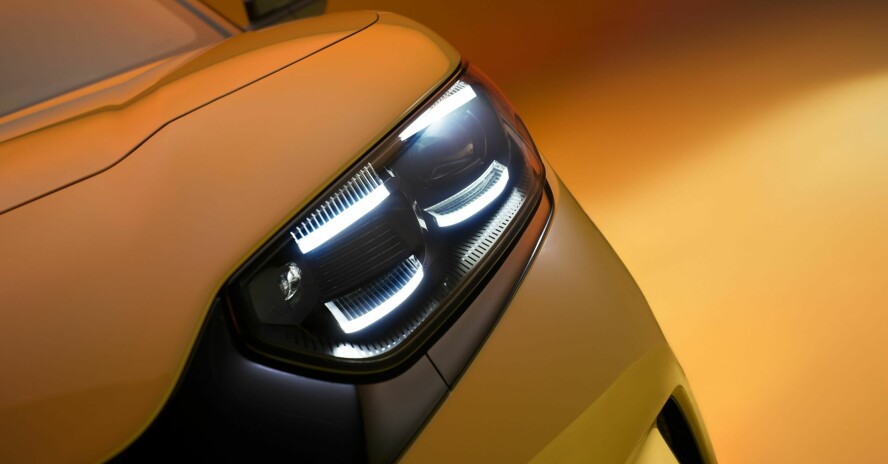 FIN FRONT: Med litt velvilje kan vi spore klassisk Capri-design i frontlysene. De bidrar til å gi bilen en viss egenart.