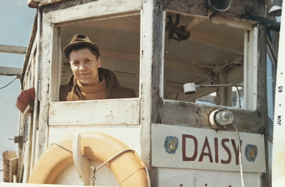 PAPPAEN: Her er Elisabeths far i båten han tok turister ut med for å fiske.