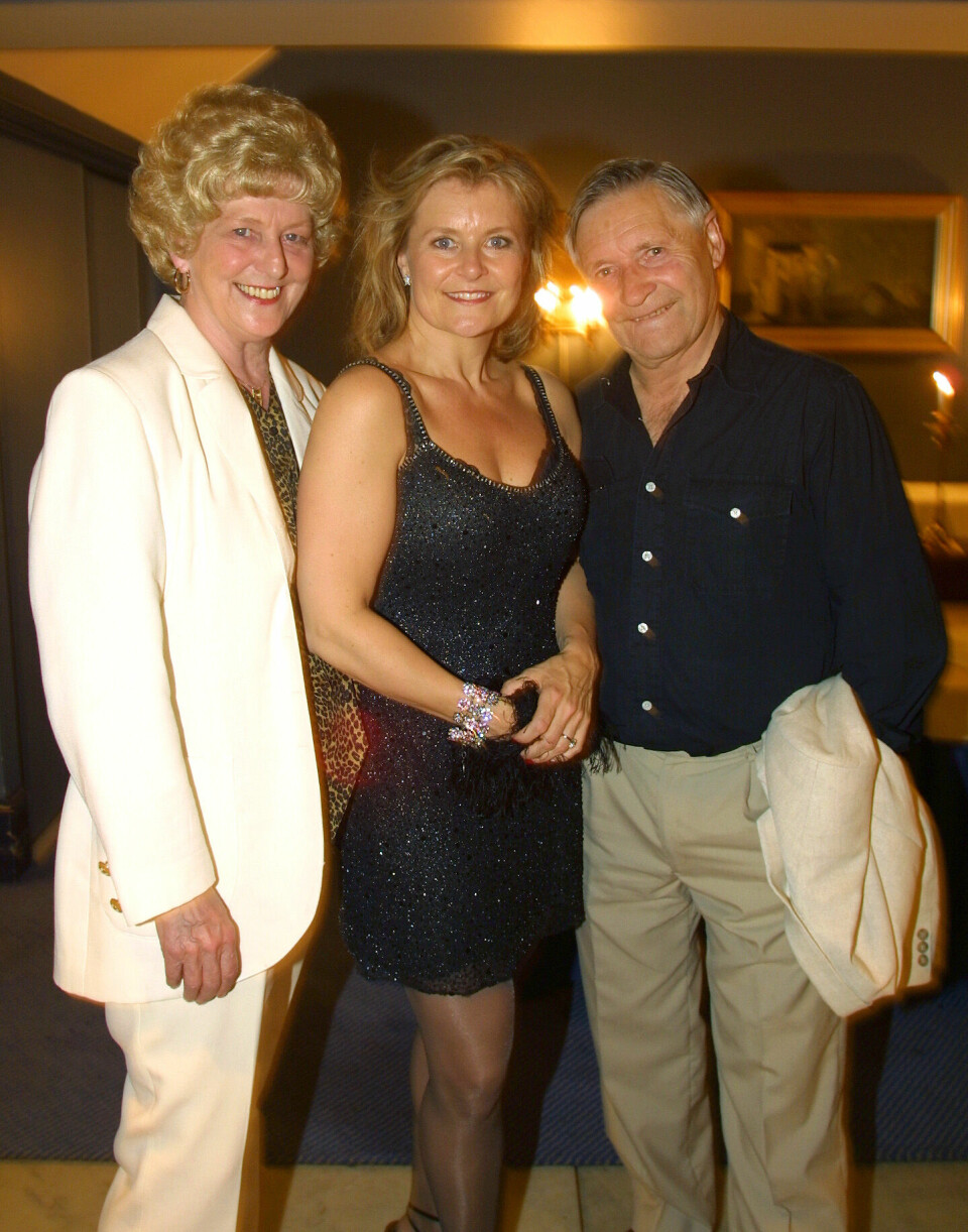 PÅ BESØK: Her er Elisabeth sammen med foreldre, Ingrid og Jarle Andreasson. De hadde tatt turen fra Göteborg til Sandefjord for å se Bettan og Jan Werners sommerrevy i Sandefjord 2001.