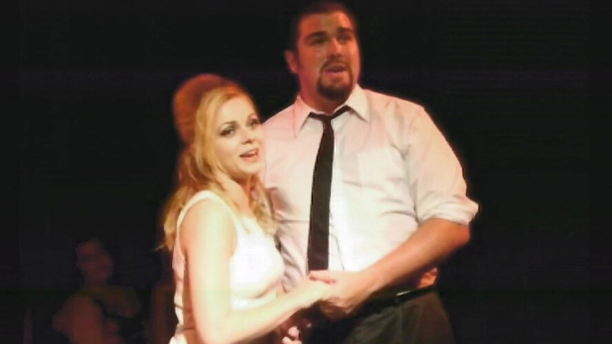 ISKALD: I tiden mellom de to drapene, sto drapsmannen Daniel Wozniak på scenen sammen med forloveden Rachel Buffet.