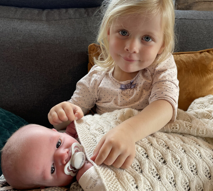 KJÆRLIGHET: Storesøster Sigrid har en stor omsorg for lillebroren sin.