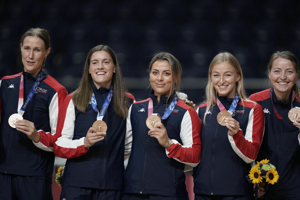 UTE ETTER REVANSJ: Marit Malm Frafjord, Stine Skogrand, Nora Mørk, Stine Bredal Oftedal og Silje Solberg-Østhassel smilte etter å ha slått Sverige i bronsefinalen i OL i Tokyo, men aller helst hadde håndballjentene ønsket å få en gullmedalje rundt halsen.