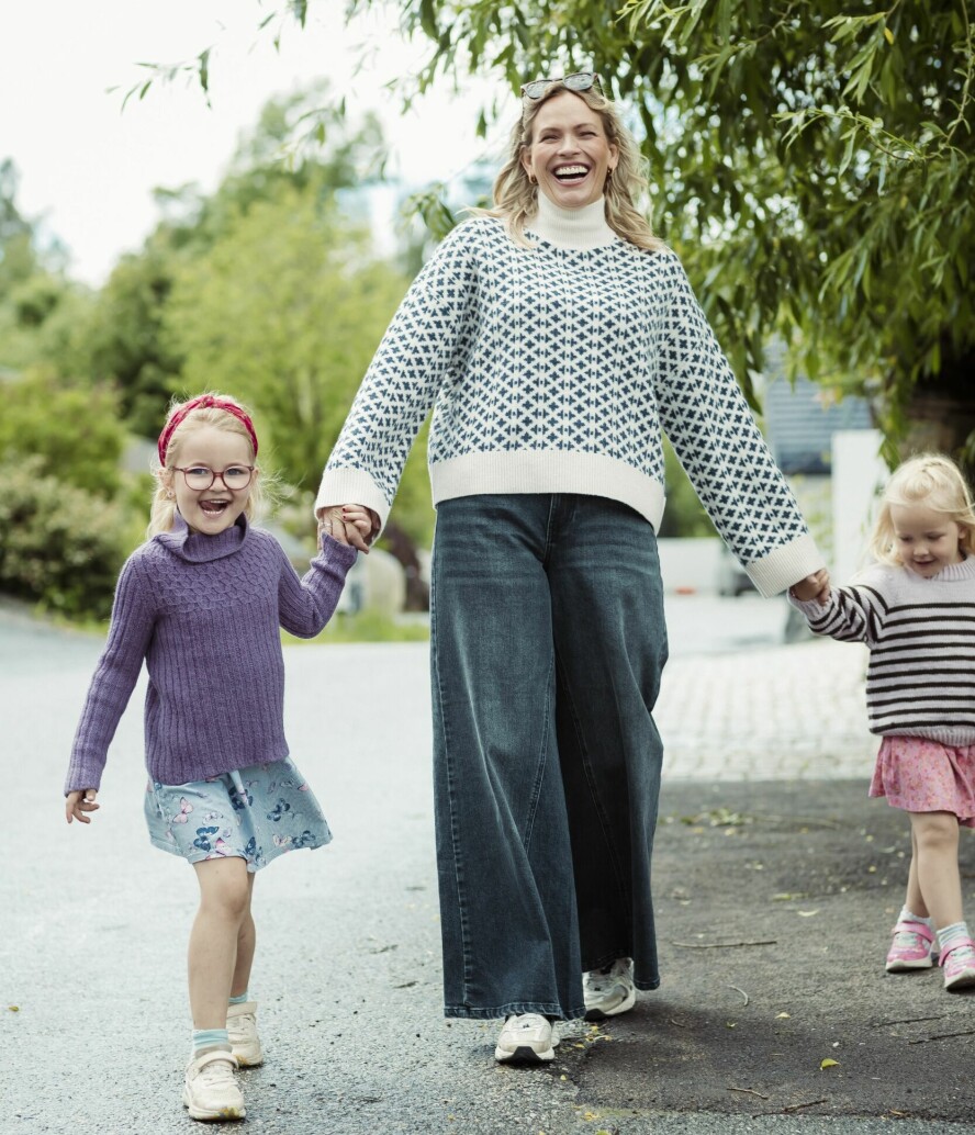 MAMMADRØMMEN: – Jeg elsker å være mamma, det er livets store glede å se dem vokse opp, forteller Carina Olset Hovda. Her sammen med døtrene Anna og Pernille.