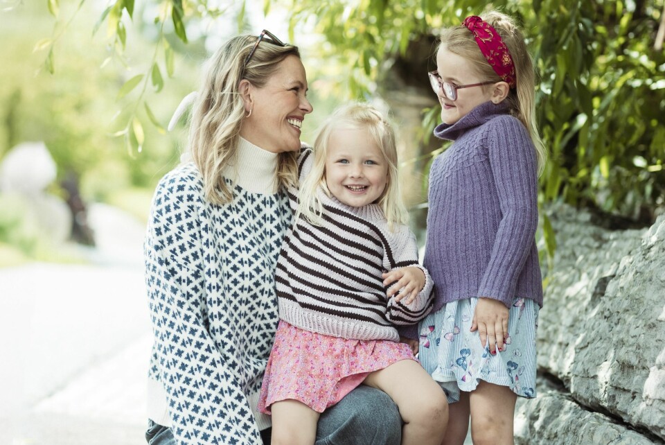 SOLISTER: Carina tok til tårene da døtrene overraskende stilte som solister under barnehageavslutningen før sommeren. I likhet med mamma, er de ikke redde for å være i fokus.