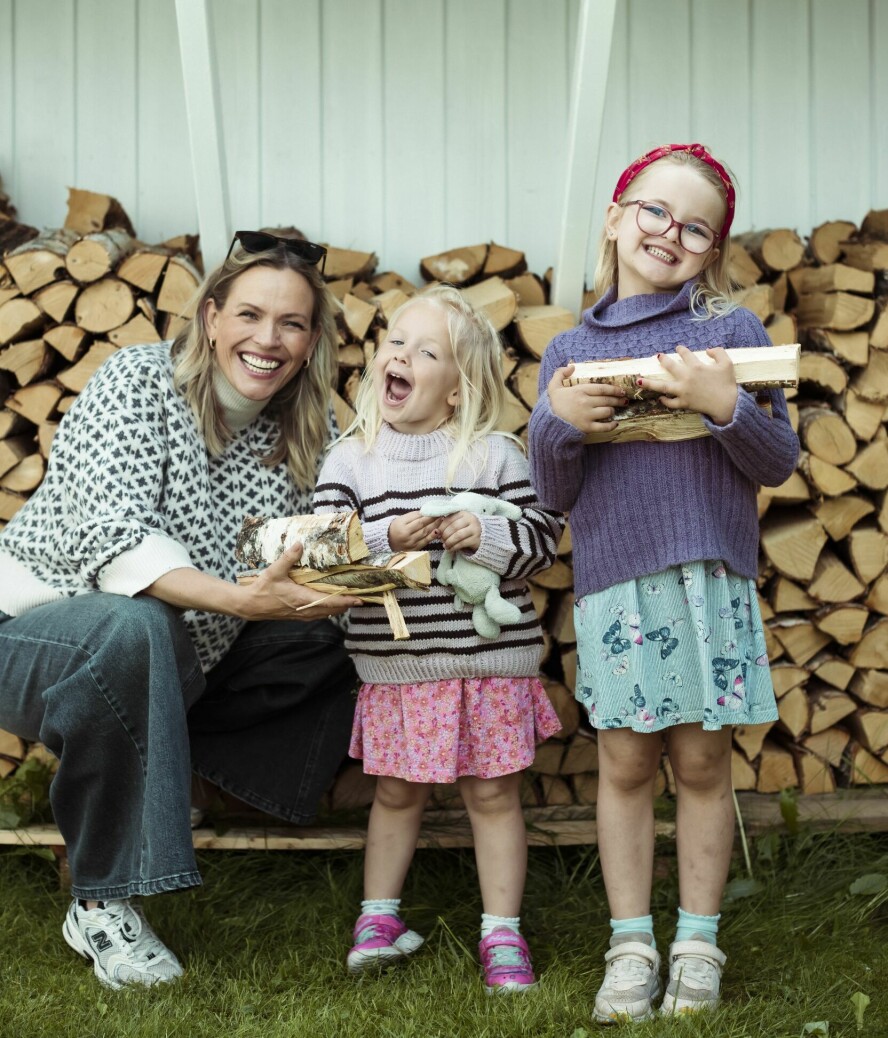 DØTRENE: Carina koser seg med jentene sine hjemme i Hole.