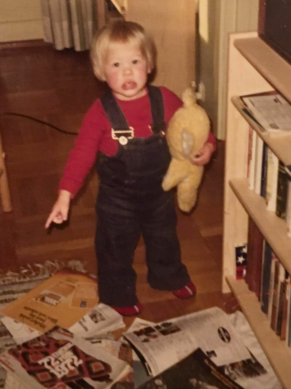 KLAR TALE: – Året er 1974 og jeg er hjemme i stua der jeg har dratt ut alle bladene av bokhyllen og peker anklagende på dem.