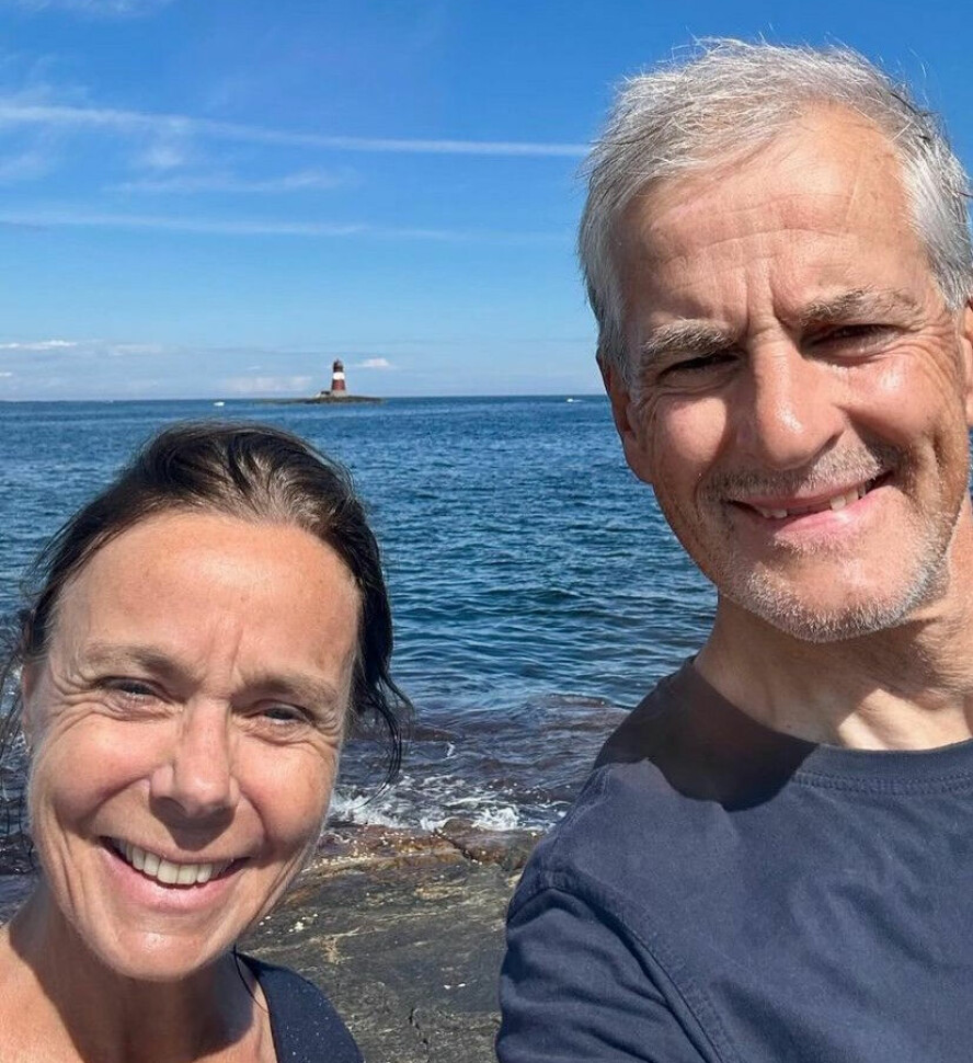 EKTEPAR I SOMMERBRIS: Støre og kona feiret sankthansaften på hytta utenfor Arendal i år.