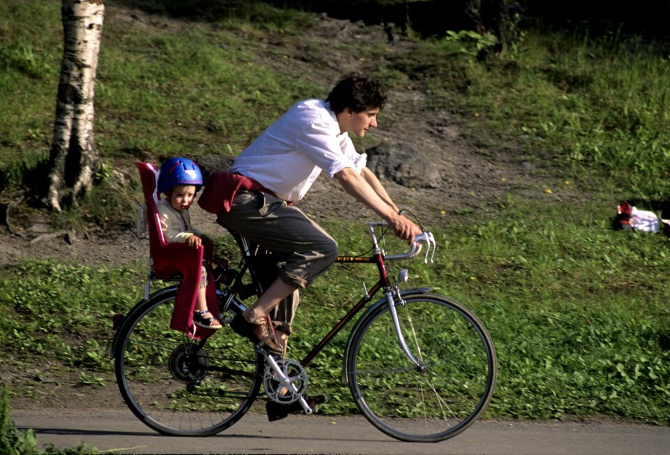 SMÅBARNSPAPPA: Støre og kona fikk tre sønner i løpet av ni år – som betyr at de var småbarnsforeldre ganske lenge. Her med sønnen Magnus i 1991.