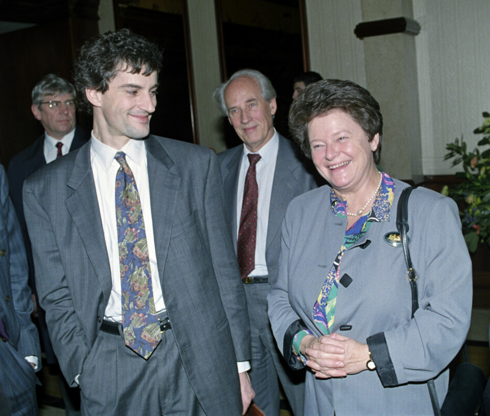 GAMLE KOLLEGER: Støre som EF-rådgiver og såkalt «veskebærer» for daværende statsminister Gro Harlem Brundtland. Her er de i London høsten 1992. I midten Norges daværende ambassadør i London, Kjell Eliassen.