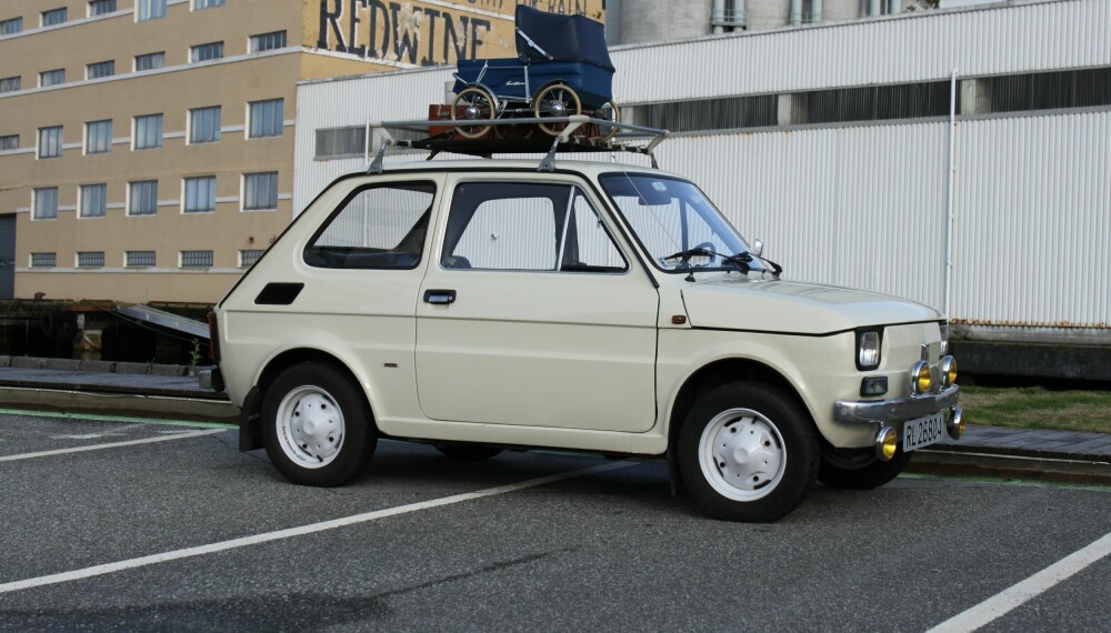 FRA ØSTBLOKKEN: 1977 Polski-Fiat 126p. Liten, søt og litt molefonken. Takgrind med litt «rask» oppå hører med til helhetsuttrykket. Ekstralys med gule glass er kjøpt på eBay. I Østre bydel i Stavanger, hvor bildene er tatt, glir den rett inn med sin funky attityde.