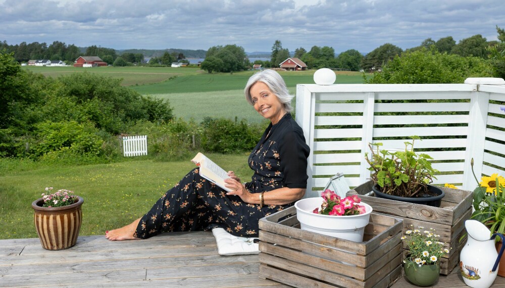 TERRASSELIVET: Hanne Kristin Rohde henter kraft på hytta, omgitt av naturens lyder og den flotte utsikten. – Jeg føler jeg får en forhøyet livskvalitet og slapper mer av, sier hun.