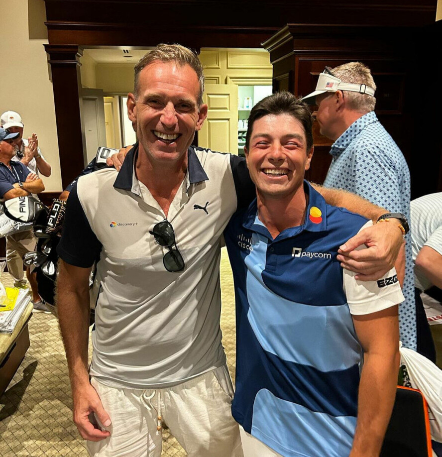 GOLF-ENTUSIAST: Carsten elsker golf og reiser aldri på ferie uten golfbagen. Her er han sammen med Viktor Hovland.