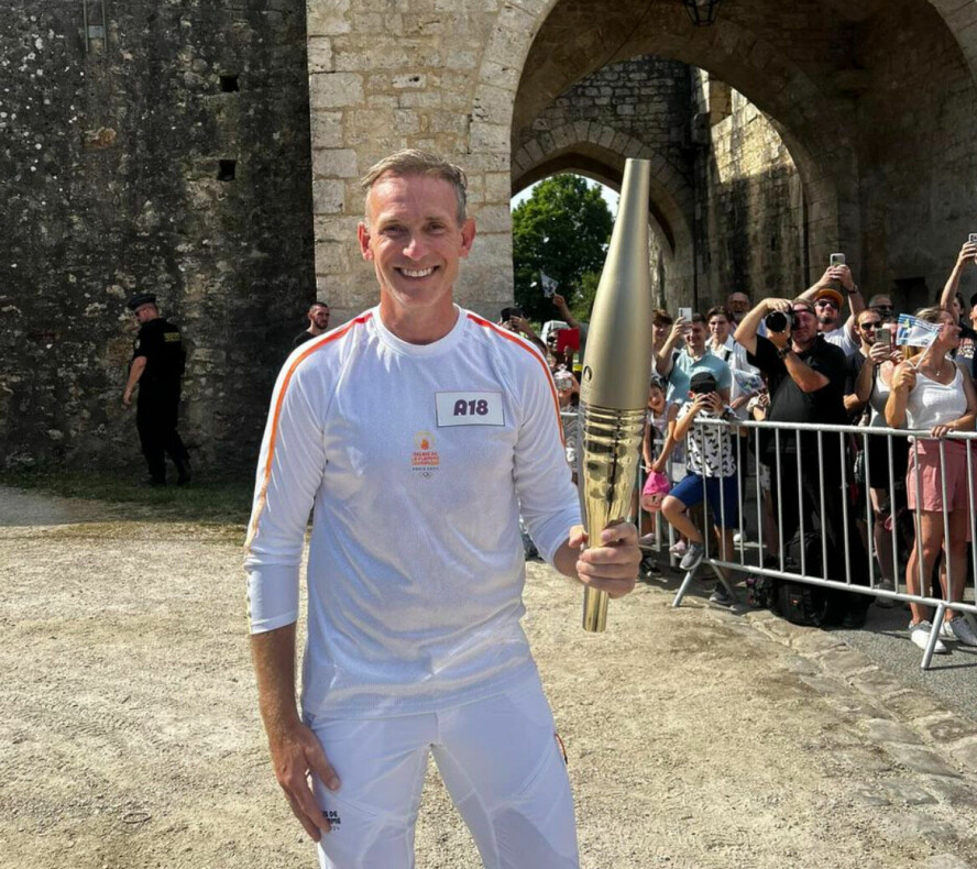 OL-ILDEN: Carsten fikk bringe OL-ilden i retning Paris. Det skjedde seks dager før OL-ilden ble tent 26. juli.
– Det ble en stor opplevelse, skrev Carsten på sin Instagram-
konto.