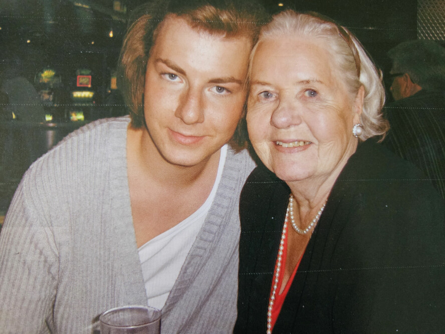 BESTEVENNER: Sindre og mormor Kirsti var bestevenner. Sindre stod tett ved hennes side helt til det siste.